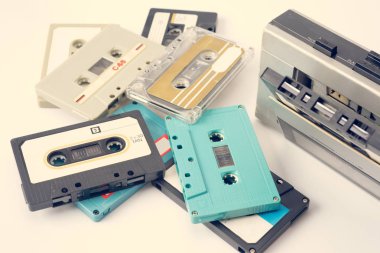 beyaz arkaplanda kaset.