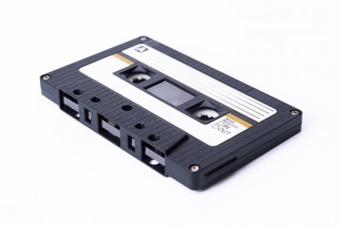 beyaz arkaplanda kaset.