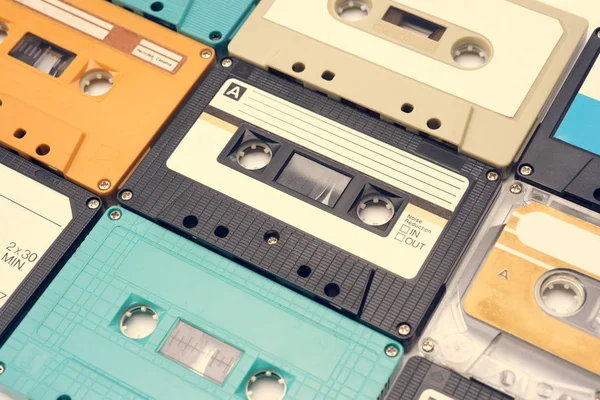 beyaz arkaplanda kaset.