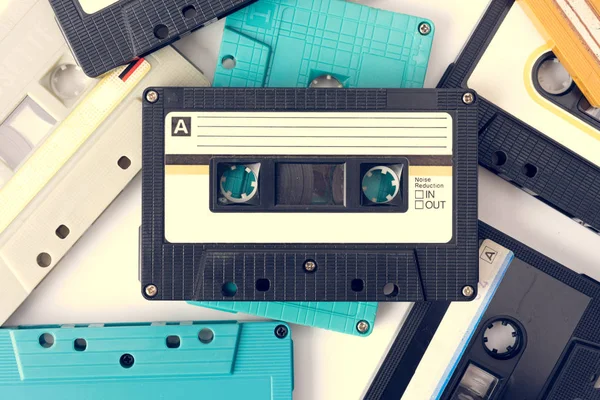 beyaz arkaplanda kaset