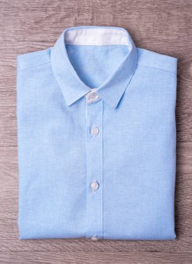 Yeni gömlek üzerinde ahşap arka plan mavi.
