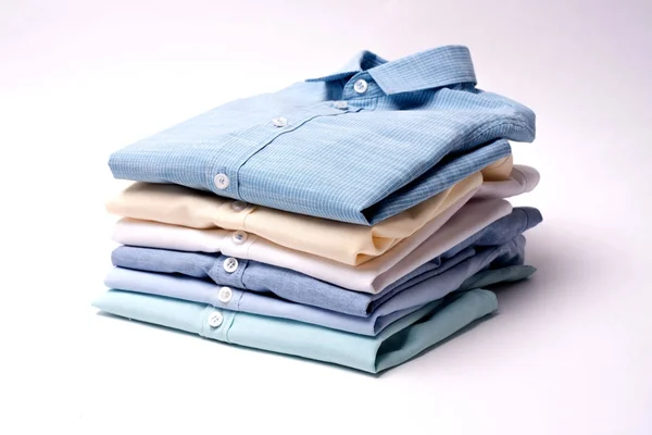 Camisas clásicas para hombre apiladas sobre fondo blanco . — Foto de Stock