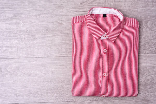 Camisa hombre nuevo rojo sobre fondo de madera . — Foto de Stock