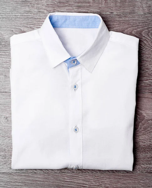 Camisa de homem novo branco no fundo de madeira . — Fotografia de Stock