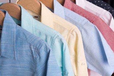 Askıda asılı gömleklerin arkaplanı.