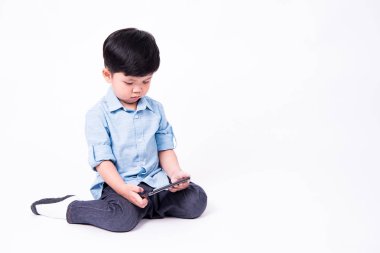 cep telefonu beyaz arka plan üzerinde oynama çocuk