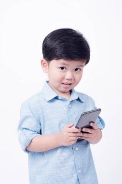 cep telefonu beyaz arka plan üzerinde oynama çocuk