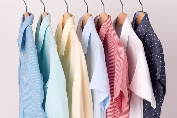 Fondo de camisas colgadas en una percha. — Foto de Stock