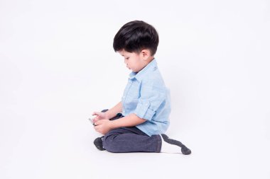 cep telefonu beyaz arka plan üzerinde oynama çocuk