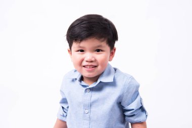 Gülümseme Asya yürümeye başlayan çocuk portre beyaz arka plan üzerinde.