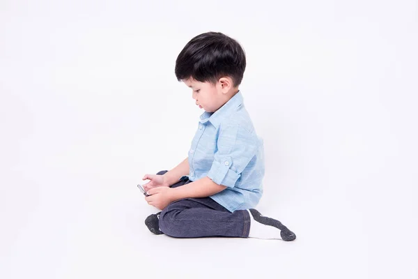 Cep telefonu beyaz arka plan üzerinde oynama çocuk — Stok fotoğraf