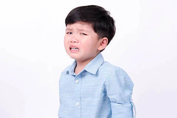 Retrato de choro menino no fundo branco — Fotografia de Stock