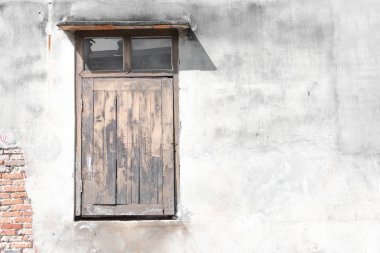 Çimento duvara izole eski grunge ahşap pencere