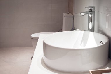 Lavabonun içi lavabo ve muslukla dolu