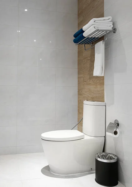 Tazón de inodoro blanco en el baño — Foto de Stock