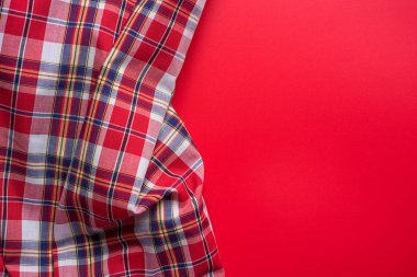 Kırmızı zemin üzerine kırmızı kareli kumaş
