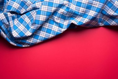Kırmızı zemin üzerine mavi kareli kumaş
