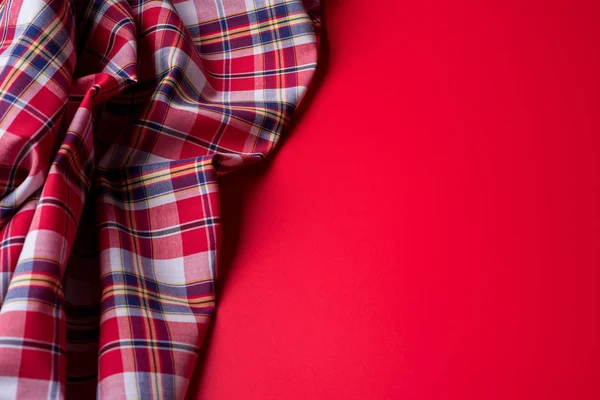 Tela a cuadros roja sobre fondo rojo . — Foto de Stock