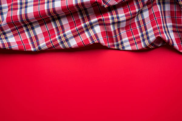 Tela a cuadros roja sobre fondo rojo — Foto de Stock