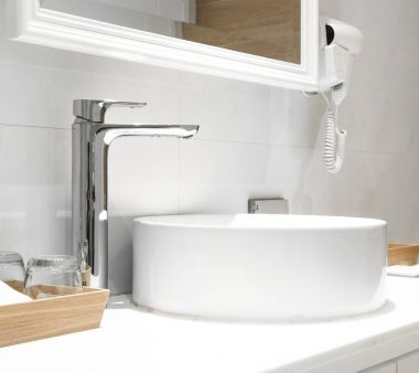 Lavabonun içi lavabo ve muslukla dolu