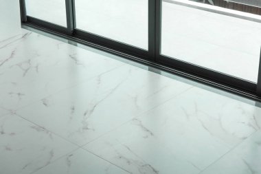 Cam kapıdaki mermer döşemeler.
