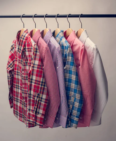 Pila de varias camisas de cuadros de los hombres . — Foto de Stock