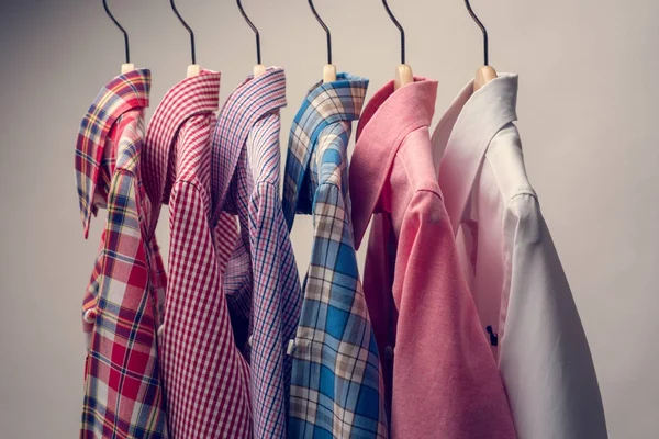 Стек различных клетчатых мужских рубашек — стоковое фото