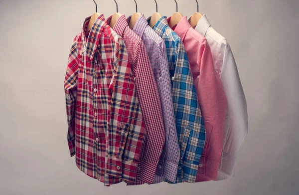 Pilha de várias camisas masculinas xadrez . — Fotografia de Stock