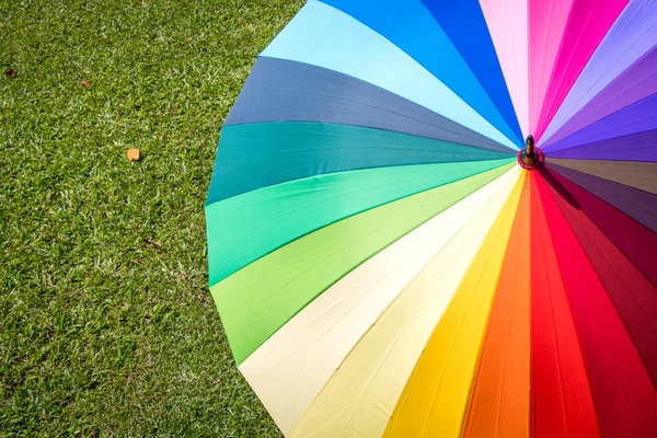 Regenschirm im Gras Feld Vintage und Retro-Ton, soft foc — Stockfoto