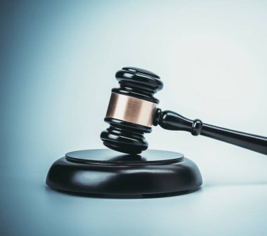 Beyaz arka plan üzerinde çekiç yargıç