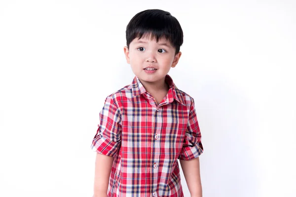 Retrato de bonito ásia menino no o vermelho xadrez camisa . — Fotografia de Stock