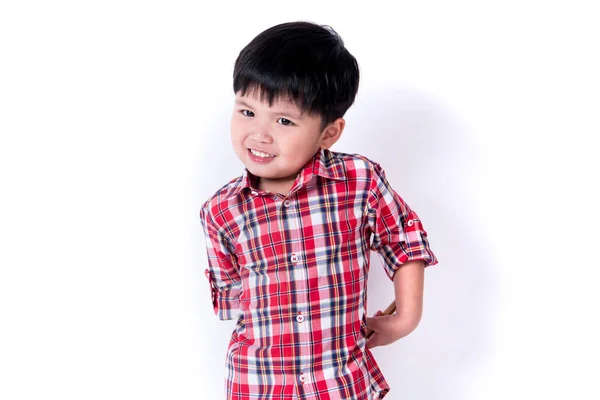 Kırmızı ekose gömlekli sevimli Asya çocuk portresi. — Stok fotoğraf