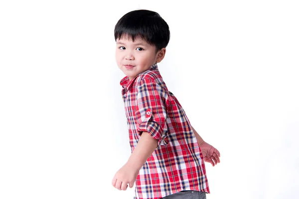 Portrait de mignon garçon asiatique dans la chemise à carreaux rouge . — Photo