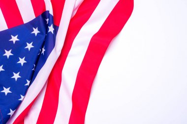 Beyaz arkaplanda Amerikan bayrağına yakın plan.