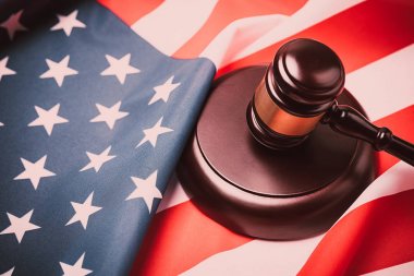 Yargıç tokmak ve arka plan ile ABD bayrağı