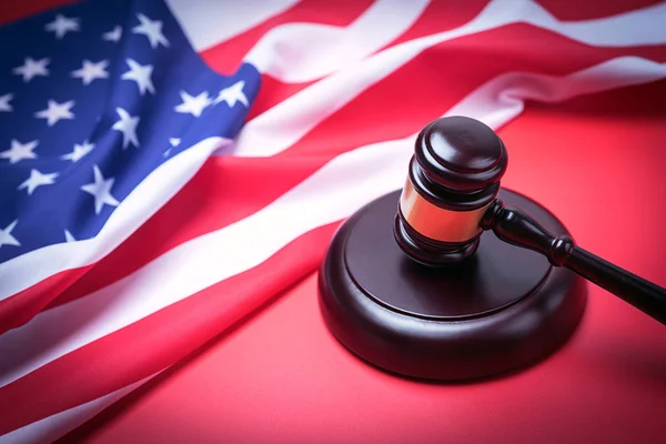 El mazo del juez y el fondo con bandera de EE.UU. — Foto de Stock