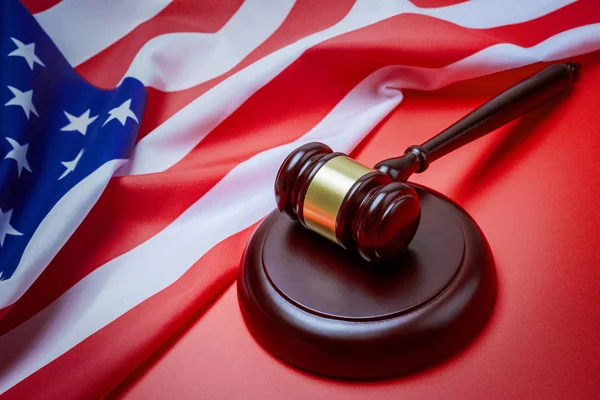 Juez martillo y fondo con bandera de EE.UU. — Foto de Stock