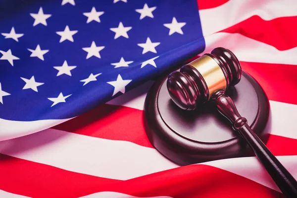 El mazo del juez y el fondo con bandera de EE.UU. — Foto de Stock