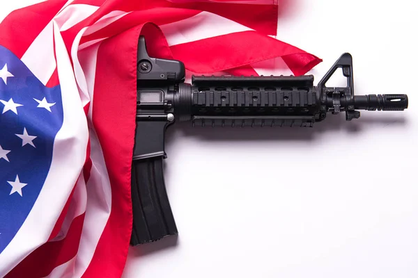 Bandera americana con pistola sobre fondo blanco — Foto de Stock