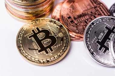 Bitcoin. Beyaz arka plan üzerinde izole altın bitcoin.