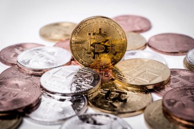 Bitcoin. Beyaz arka plan üzerinde izole altın bitcoin.