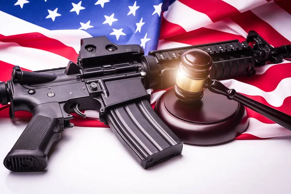 Martillo con arma de fuego en el fondo de la bandera de EE.UU. . — Foto de Stock