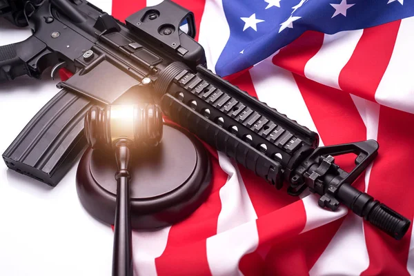 Martillo con arma de fuego en el fondo de la bandera de EE.UU. . — Foto de Stock