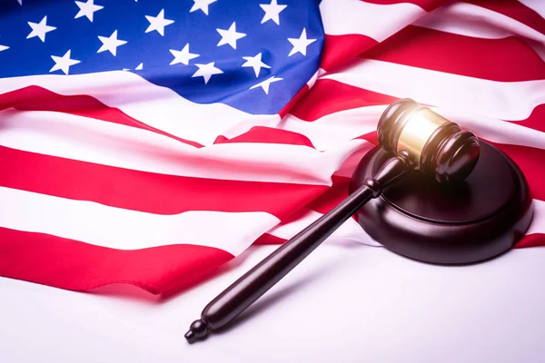 Martillo de ley y bandera de Estados Unidos - concepto de crimen estadounidense . — Foto de Stock