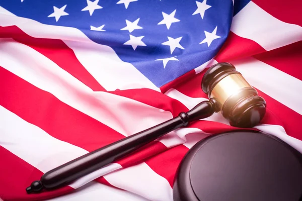 法律小槌とアメリカ国旗 - アメリカの犯罪概念. — ストック写真