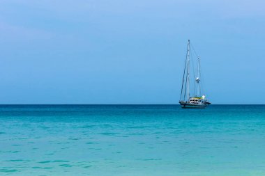 Mavi deniz okyanus yelken yelkenli ile.