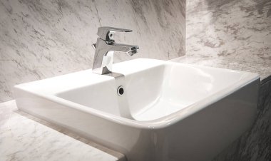 Lavabonun içi lavabo ve muslukla dolu