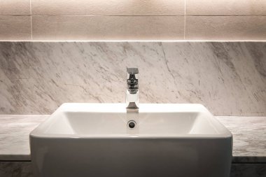 Lavabonun içi lavabo ve muslukla dolu