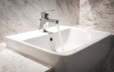 Lavabonun içi lavabo ve muslukla dolu