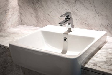 Lavabonun içi lavabo ve muslukla dolu.